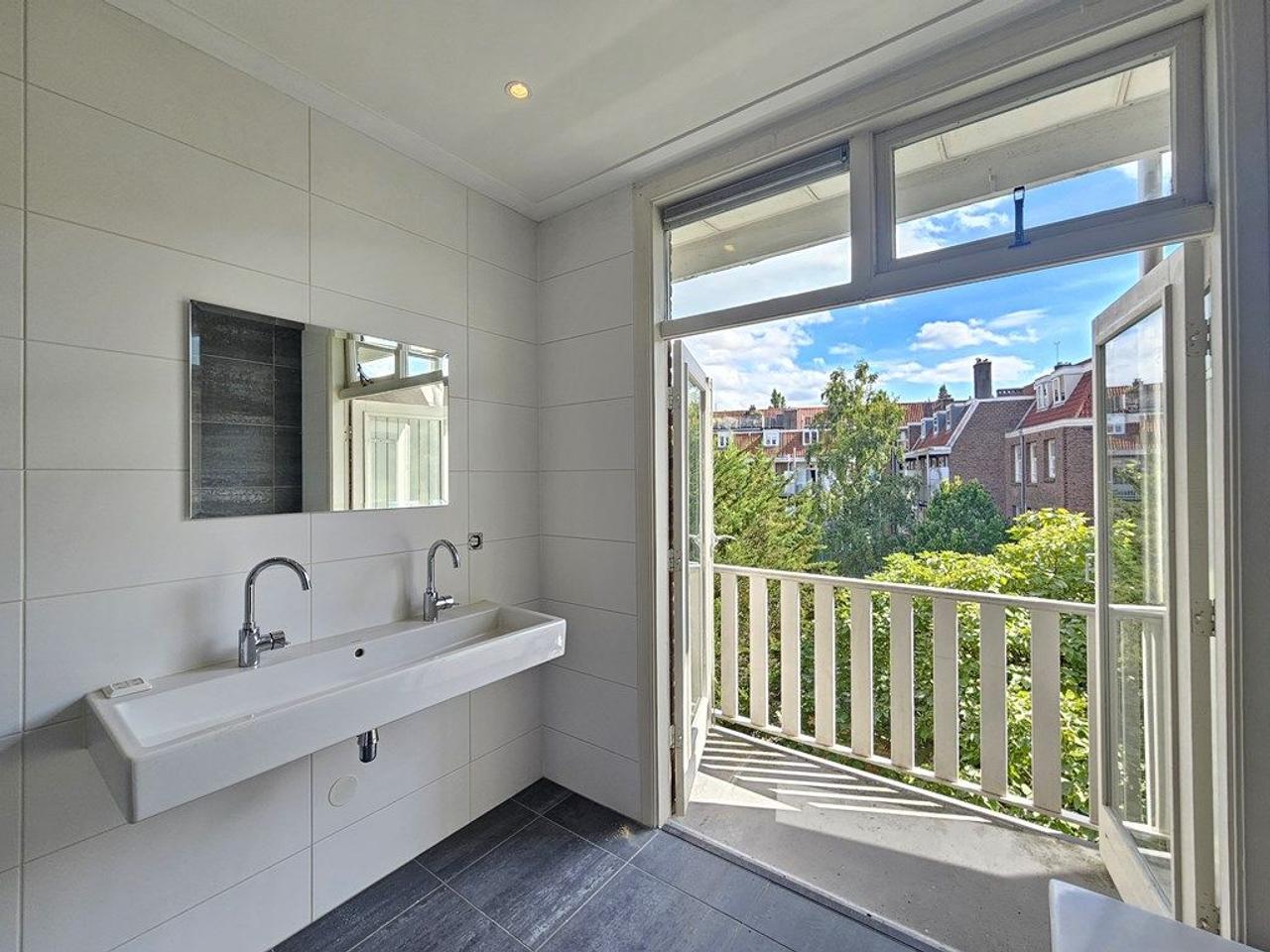 100 m², 3 bedrooms & south-facing balcony - Image 11