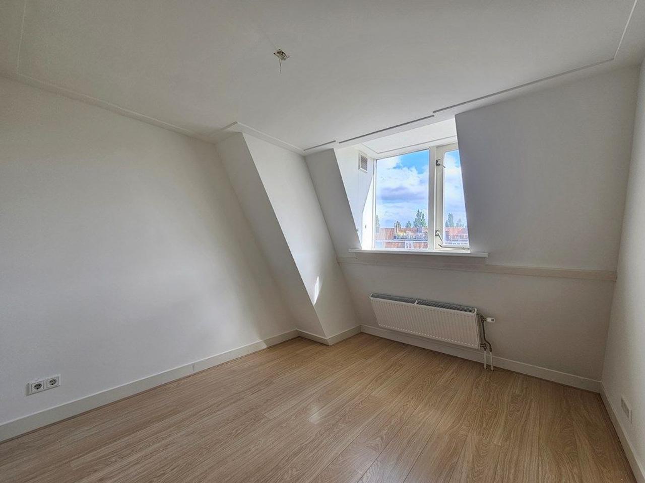 100 m², 3 bedrooms & south-facing balcony - Image 16