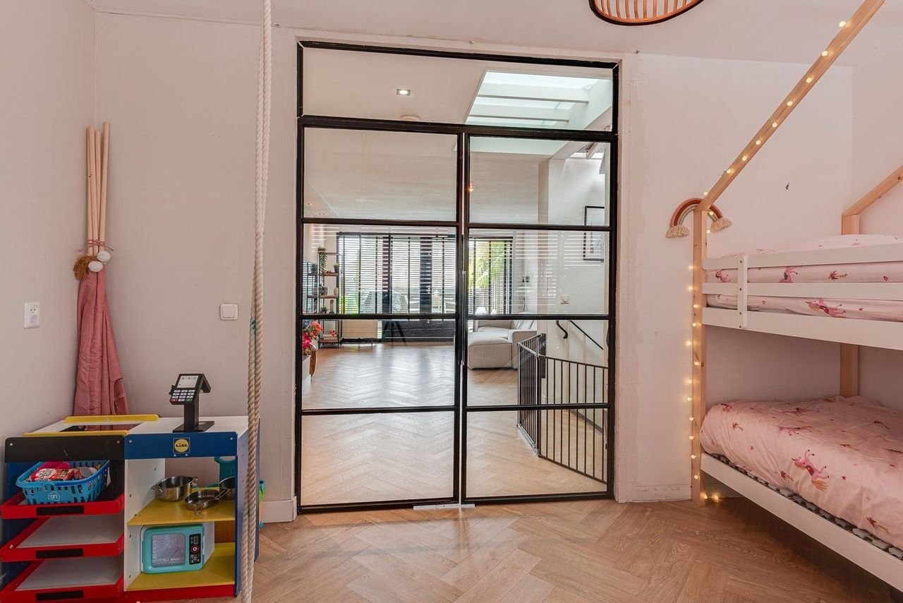 Split-level apartment with roof terrace in city center - Image 8