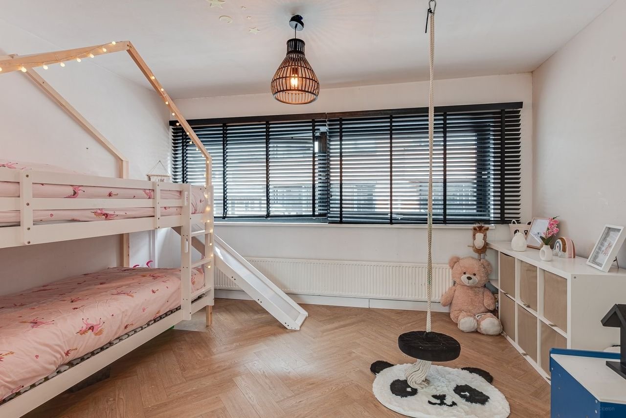 Split-level apartment with roof terrace in city center - Image 9