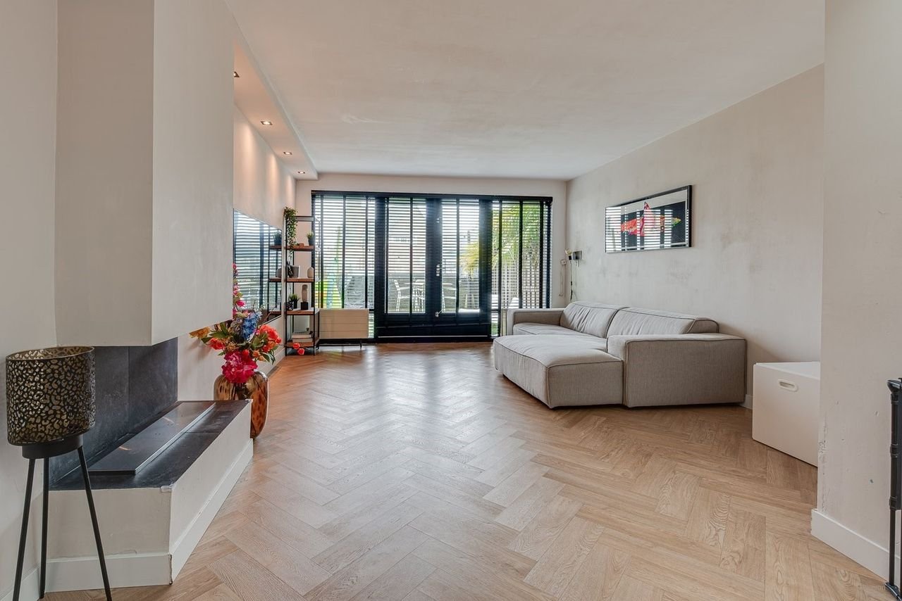 Split-level apartment with roof terrace in city center - Image 2