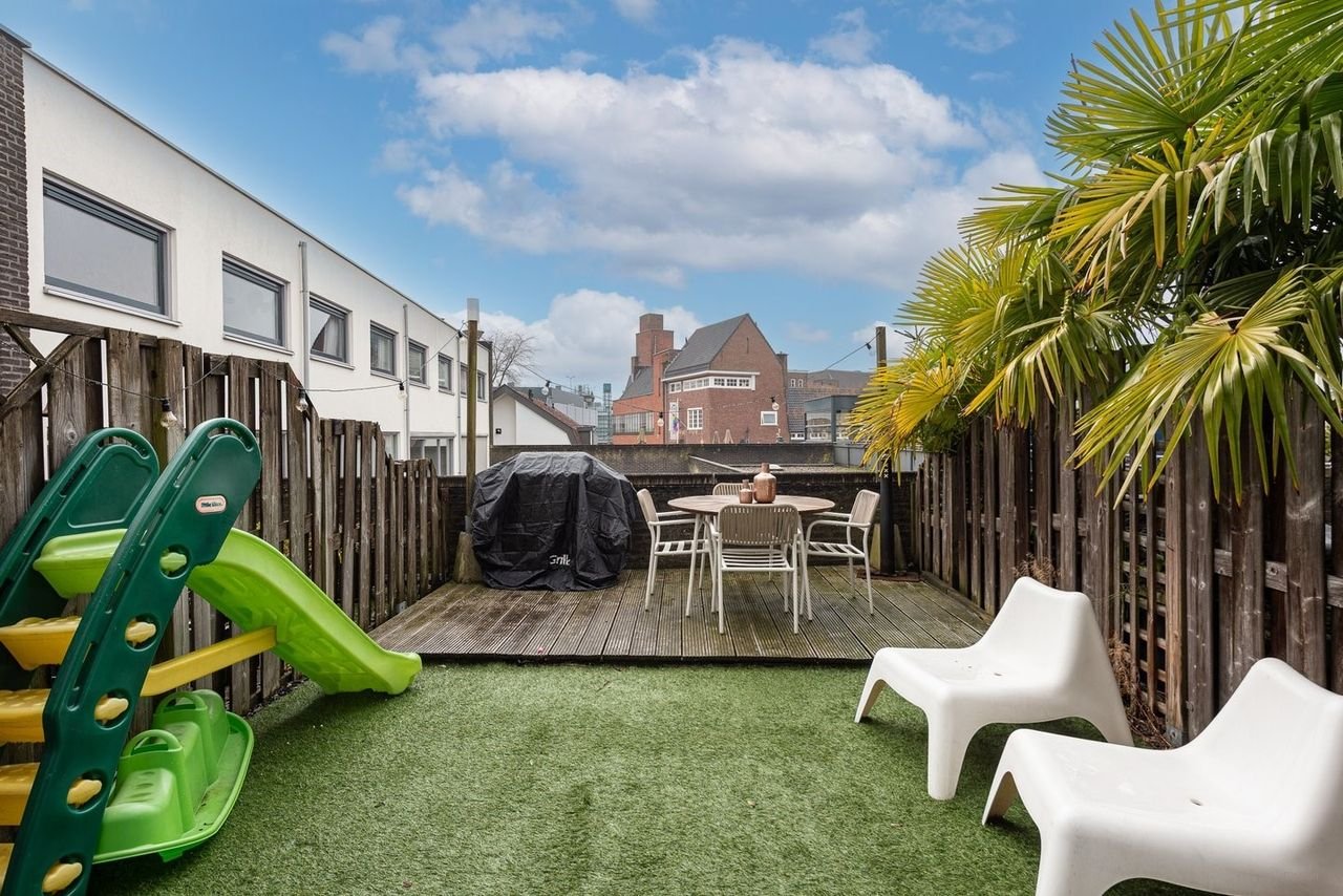 Split-level apartment with roof terrace in city center - Image 16