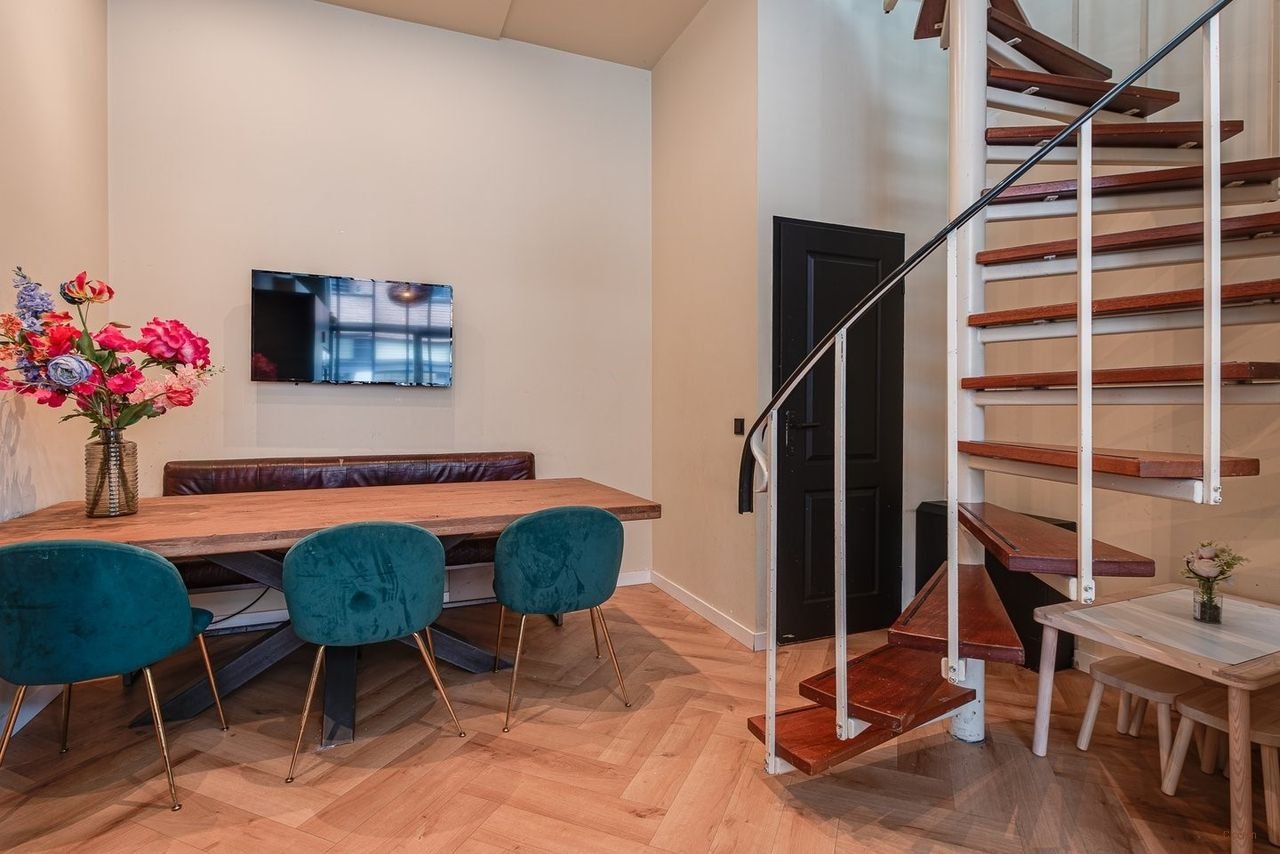 Split-level apartment with roof terrace in city center - Image 7