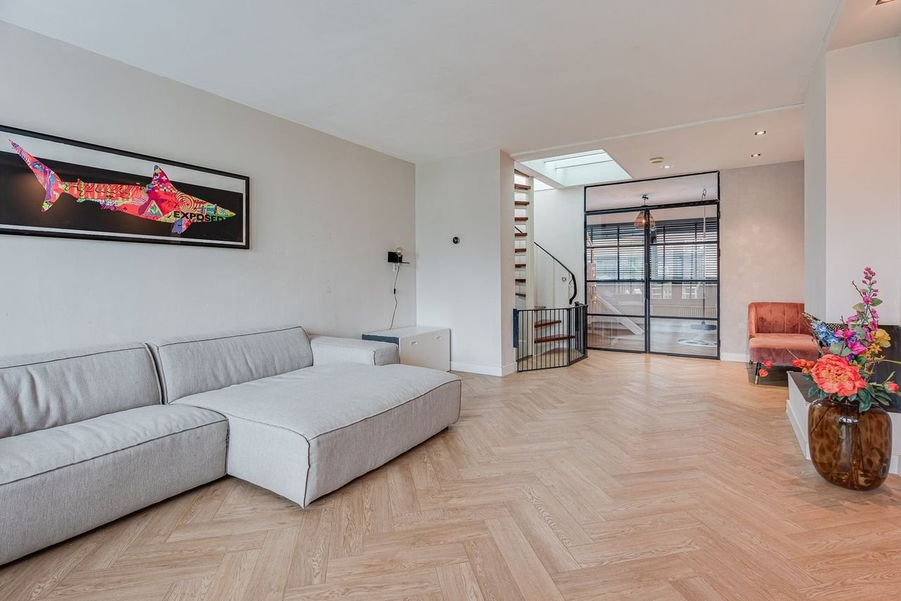 Split-level apartment with roof terrace in city center - Image 4