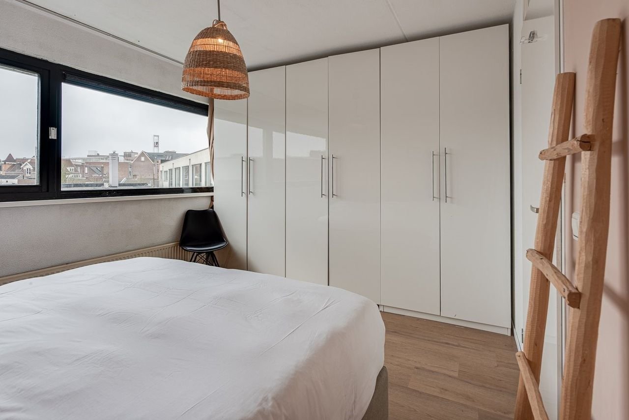 Split-level apartment with roof terrace in city center - Image 12