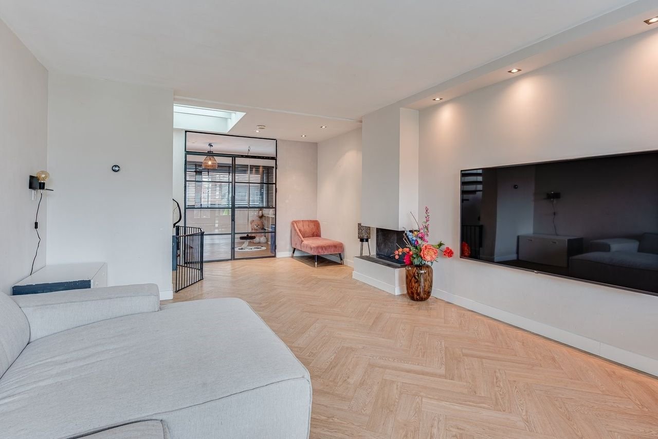 Split-level apartment with roof terrace in city center - Image 3