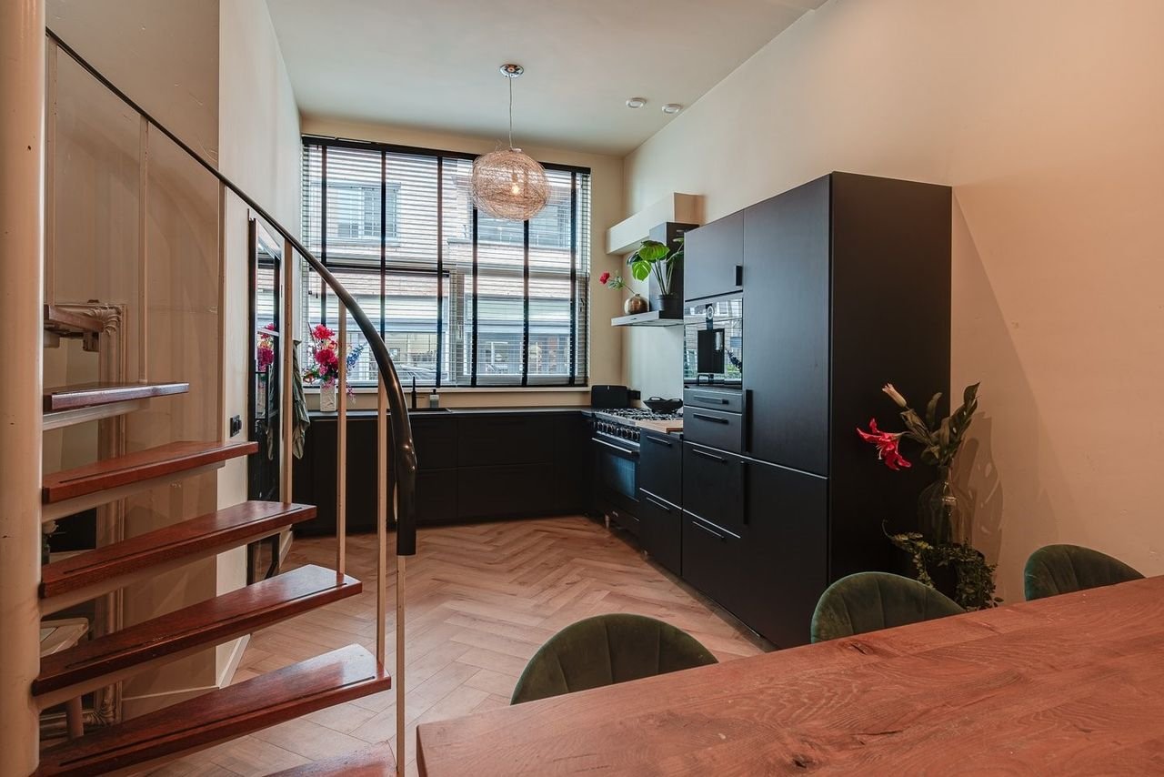 Split-level apartment with roof terrace in city center - Image 5