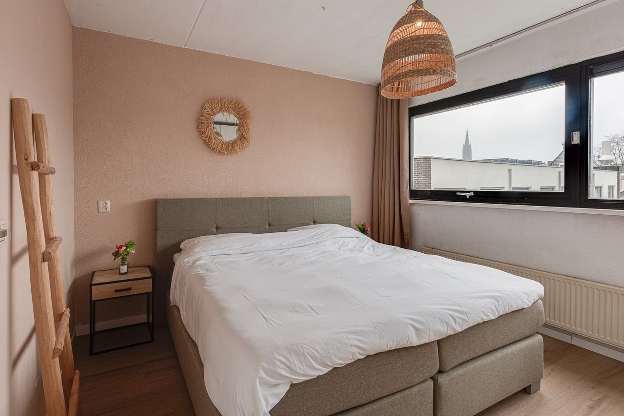 Split-level apartment with roof terrace in city center - Image 11