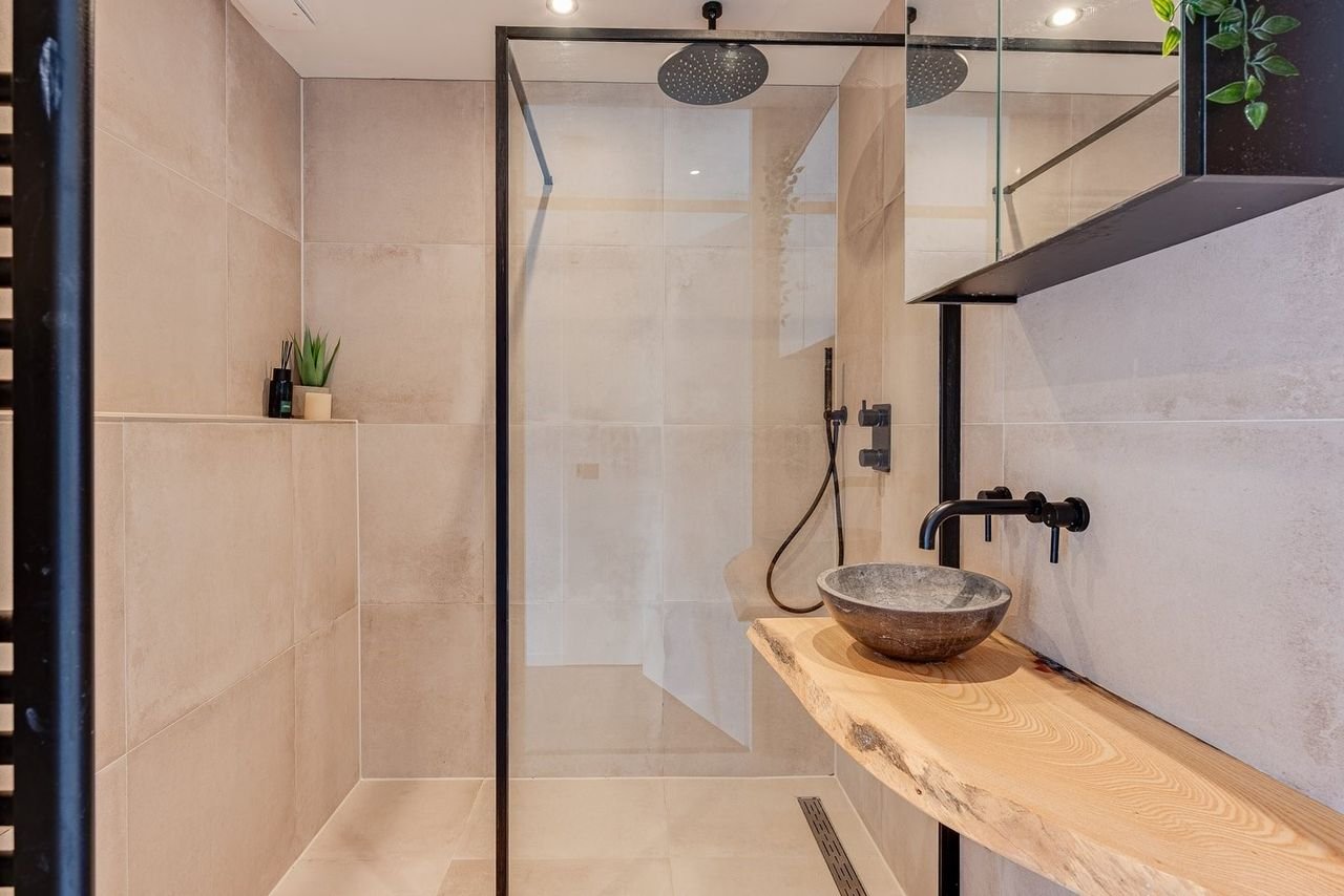 Split-level apartment with roof terrace in city center - Image 14