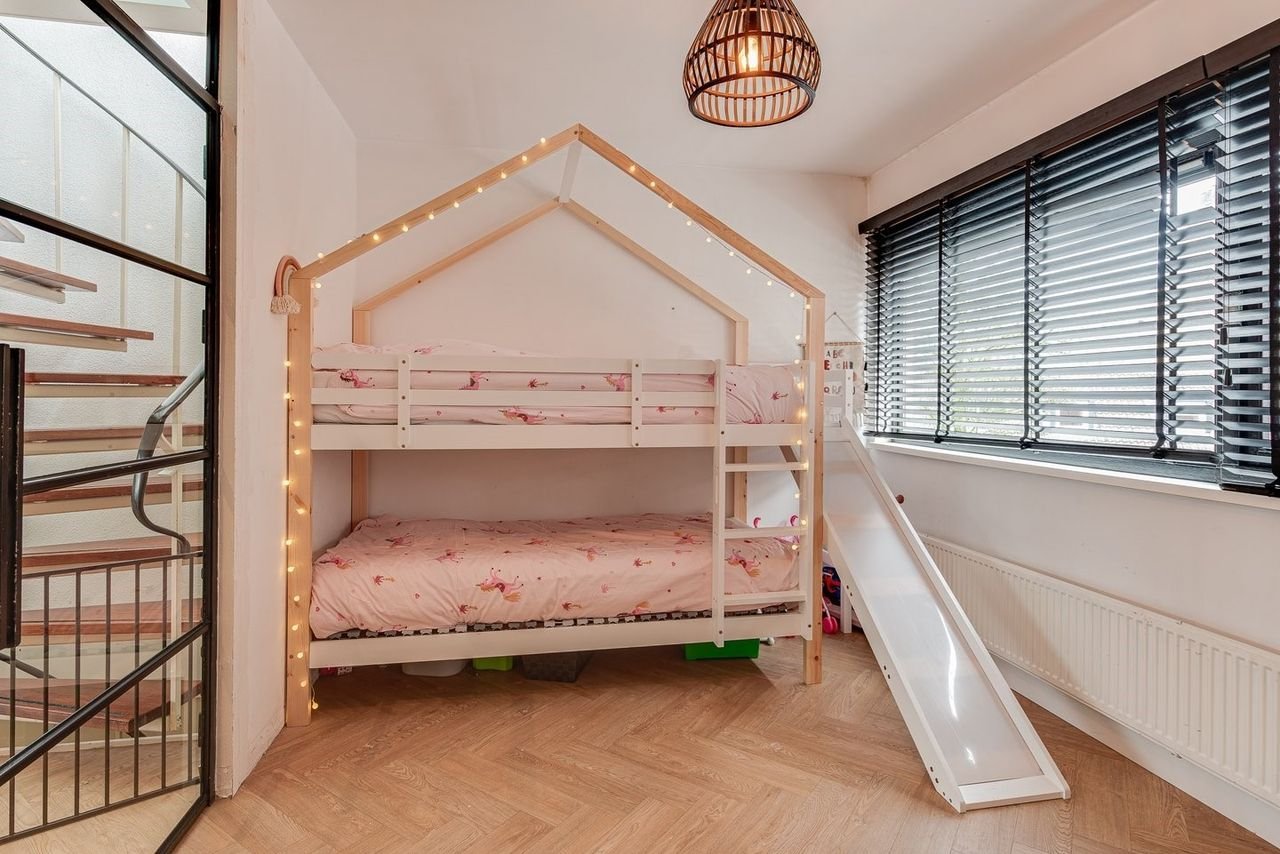 Split-level apartment with roof terrace in city center - Image 10