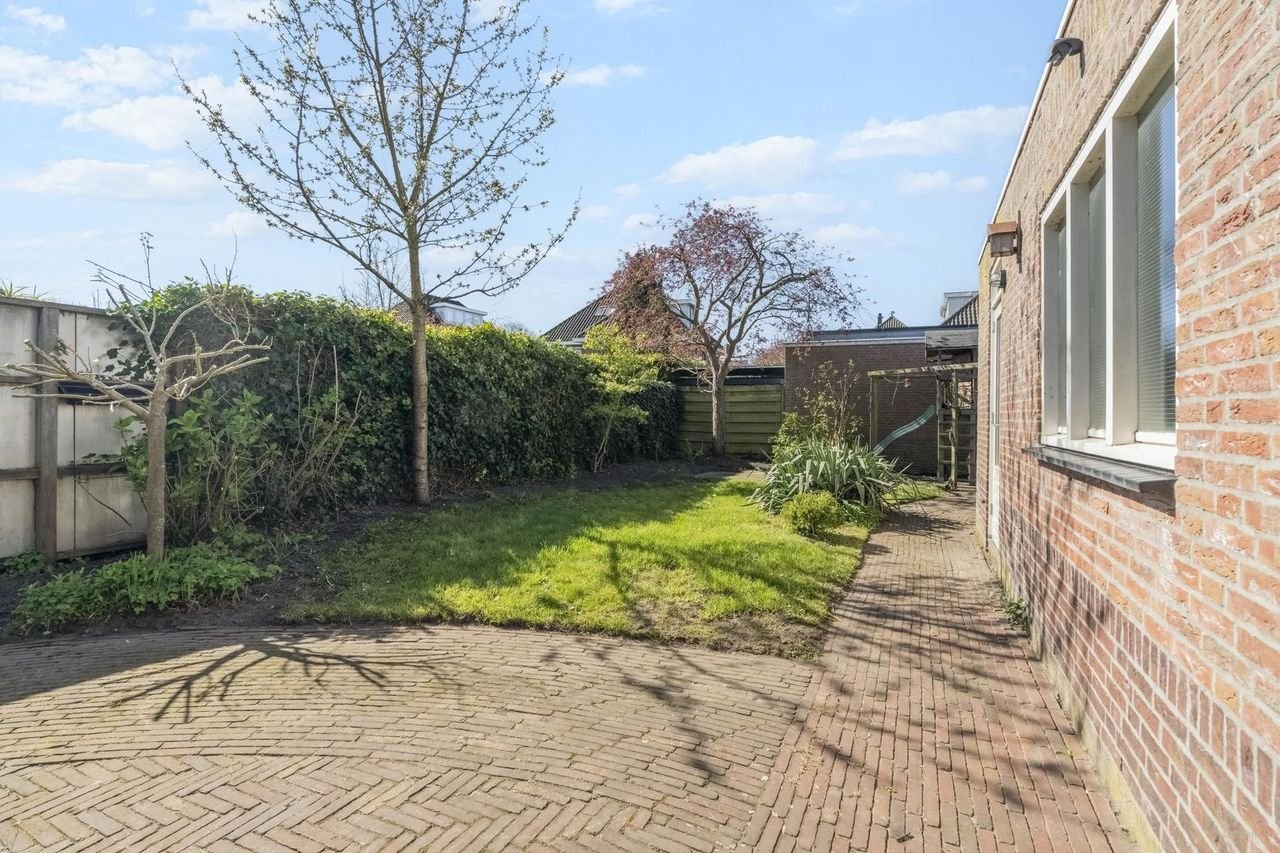 Spacious family home with garden in Ypenburg - Image 11