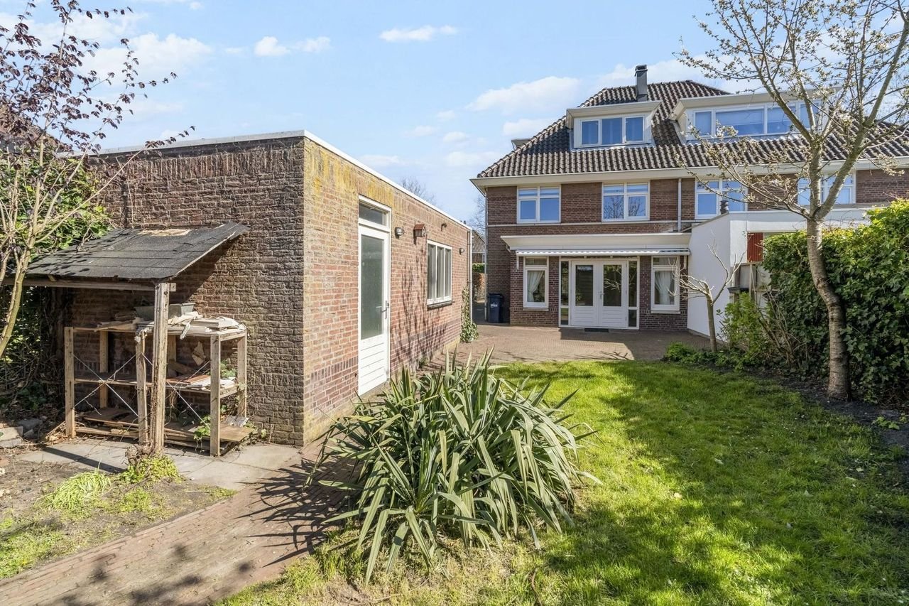 Spacious family home with garden in Ypenburg - Image 10
