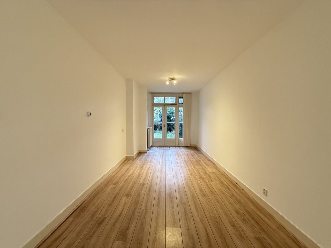 Ground floor apartment with sunny garden - Image 2