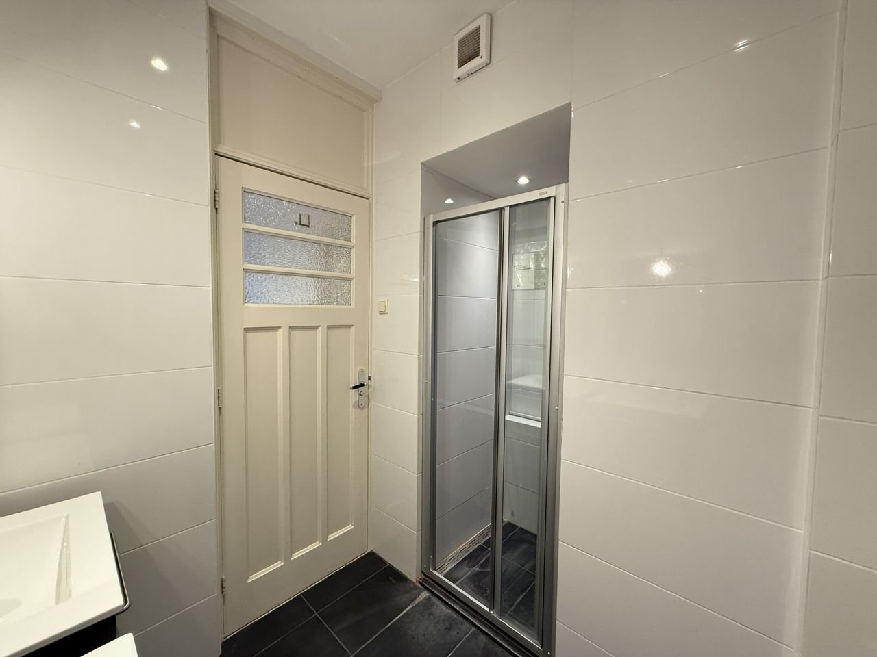 Ground floor apartment with sunny garden - Image 8