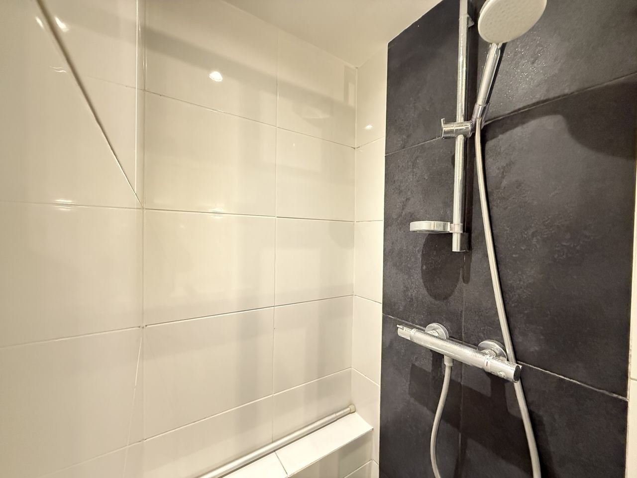 Ground floor apartment with sunny garden - Image 9