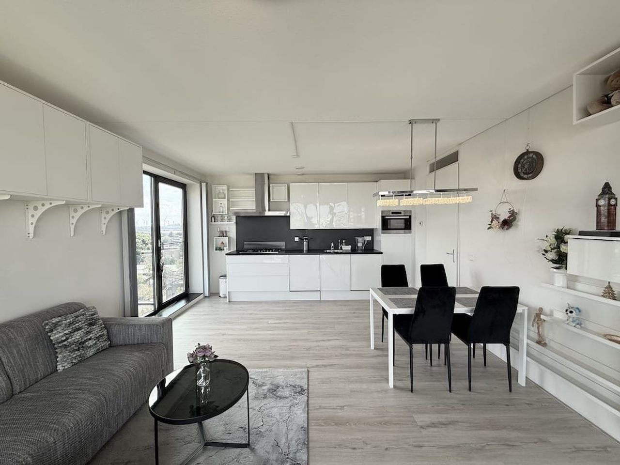 Gemeubileerd 3-kamerappartement met balkon - Afbeelding 1