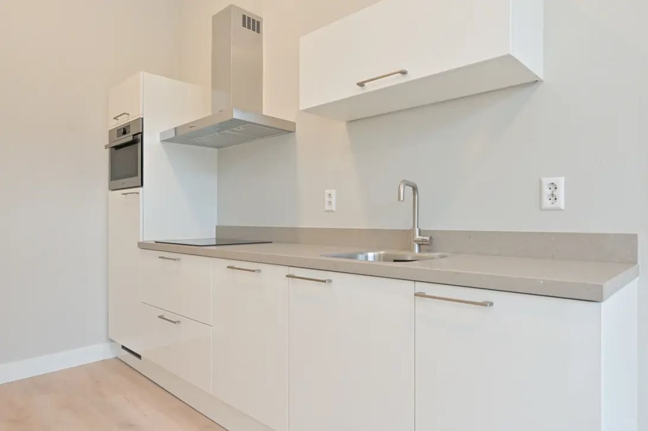 Modern 1-bedroom apartment with garden near Laan van NOI - Image 3