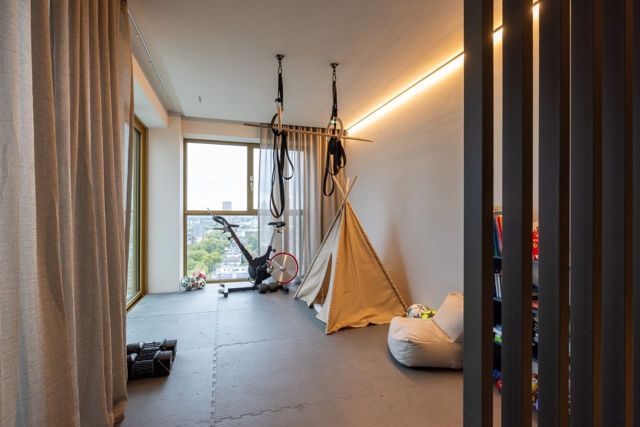 Spacious Penthouse with Maas River View (303 m²) - Image 29
