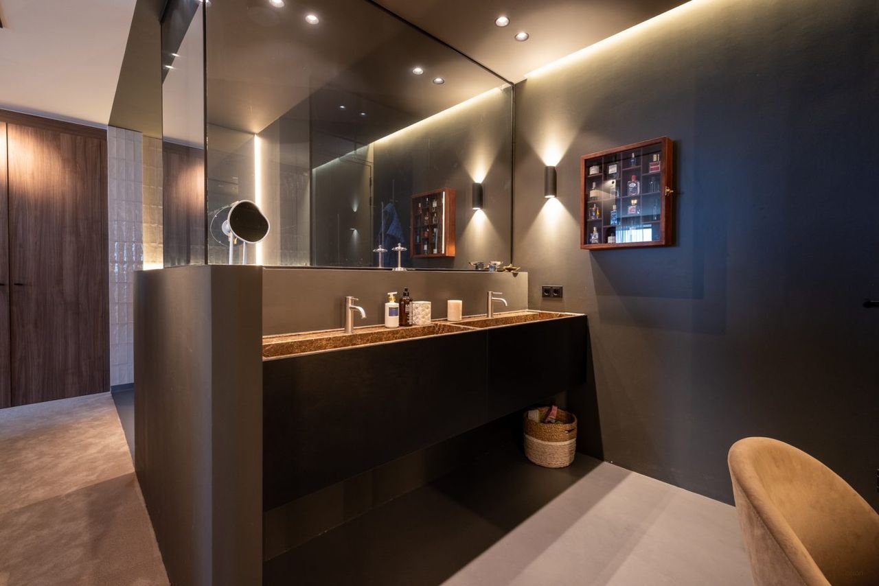Spacious Penthouse with Maas River View (303 m²) - Image 26