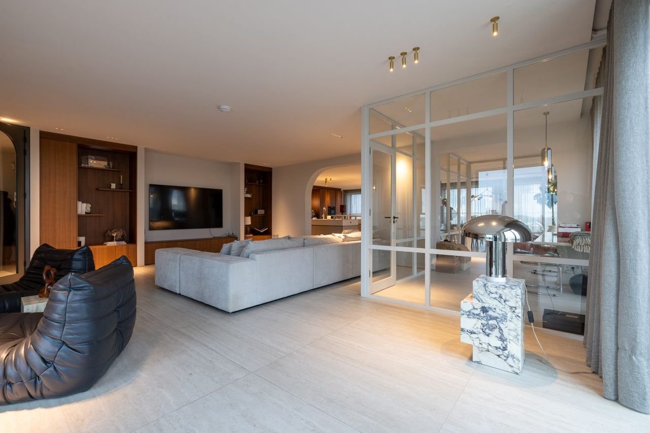 Spacious Penthouse with Maas River View (303 m²) - Image 7