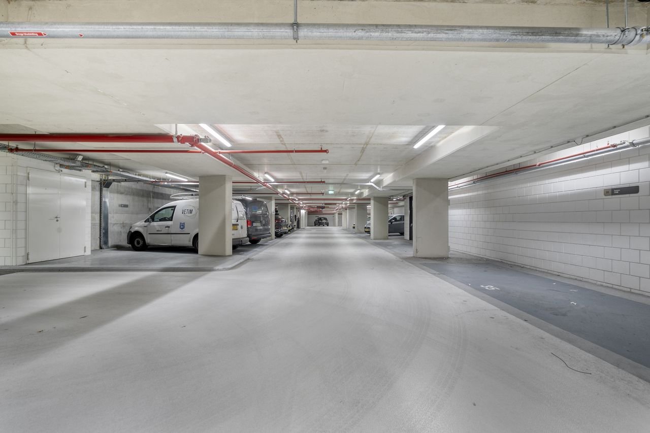 Spacious living on the 28th floor (151 m²) - Image 16