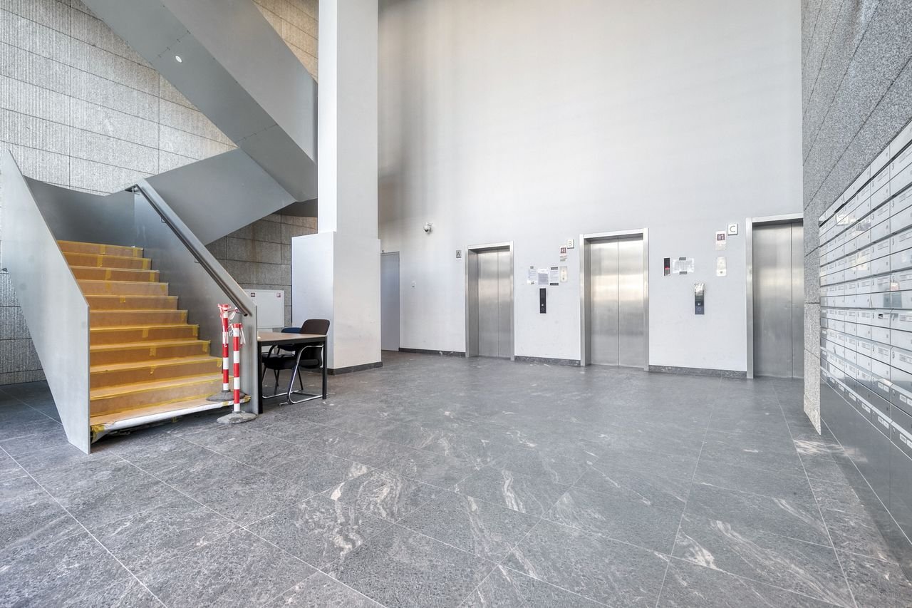Spacious living on the 28th floor (151 m²) - Image 17
