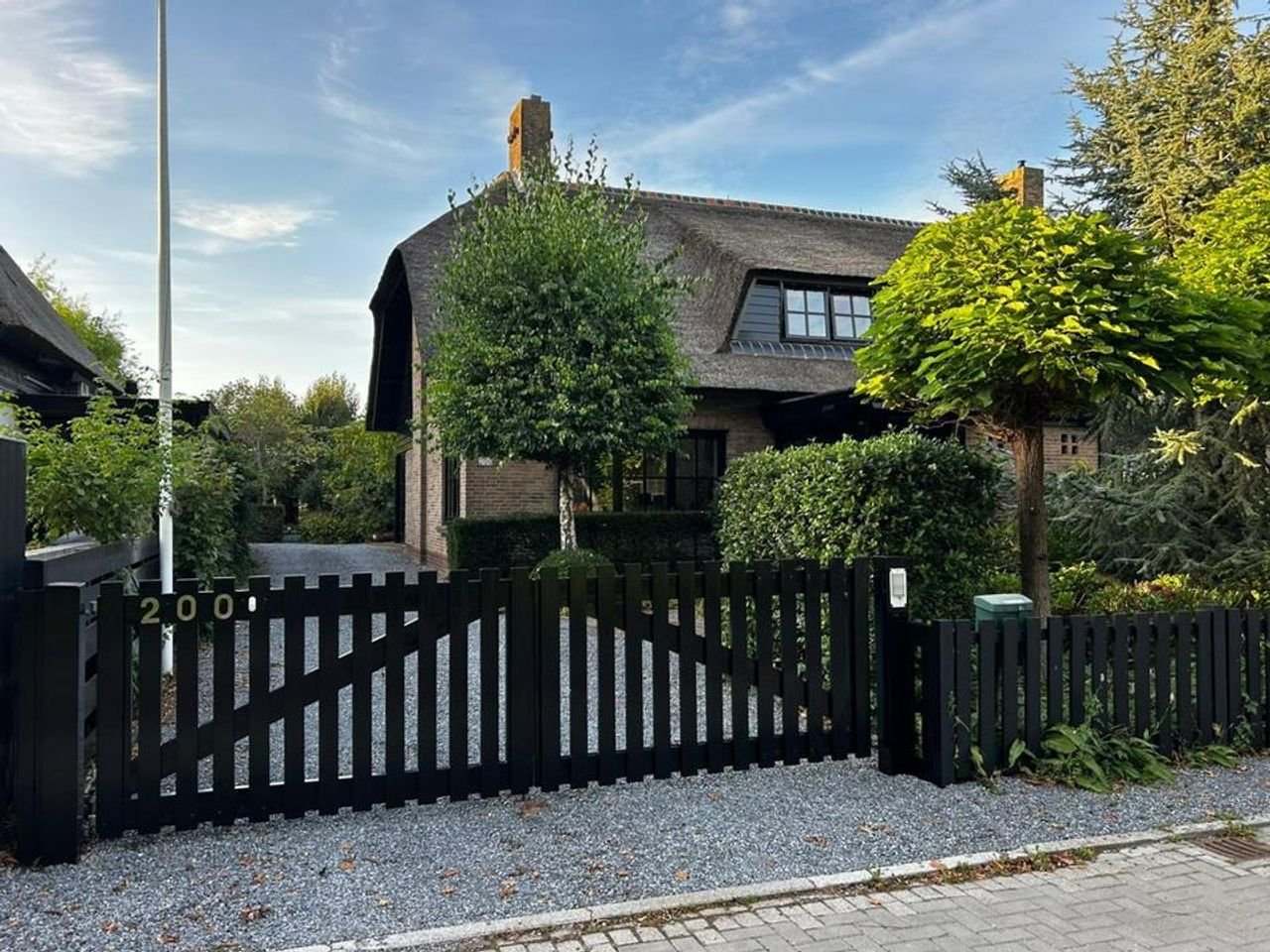 Thatched villa with garage and large garden - Image 1