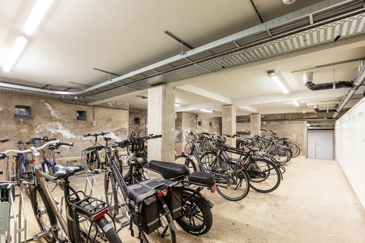 Modern living in the monumental Canisius - Image 25