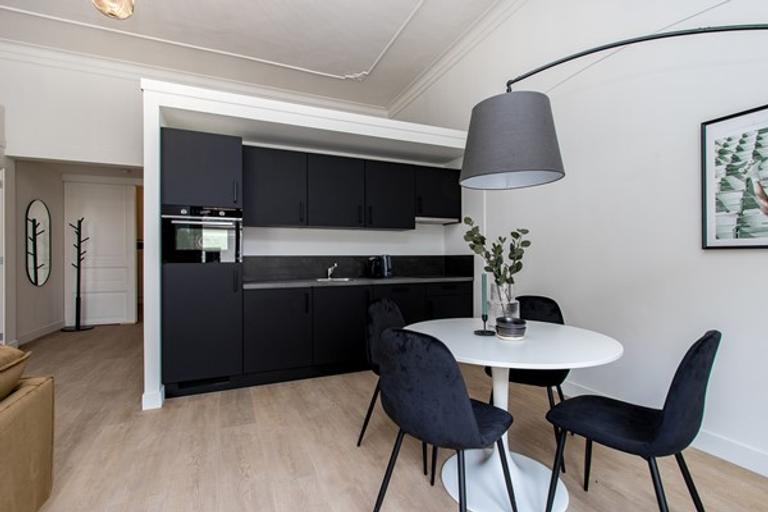 Gemeubileerd appartement met zicht op de kerk - Afbeelding 3