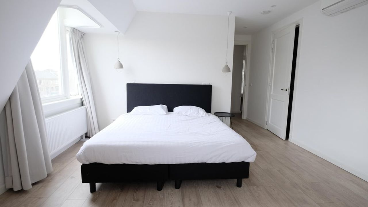 Luxury apartment with elevator and air conditioning - Image 9
