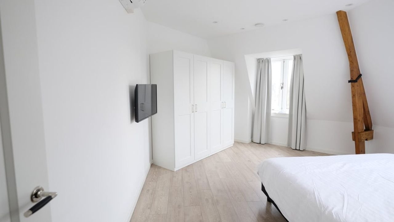 Luxury apartment with elevator and air conditioning - Image 10