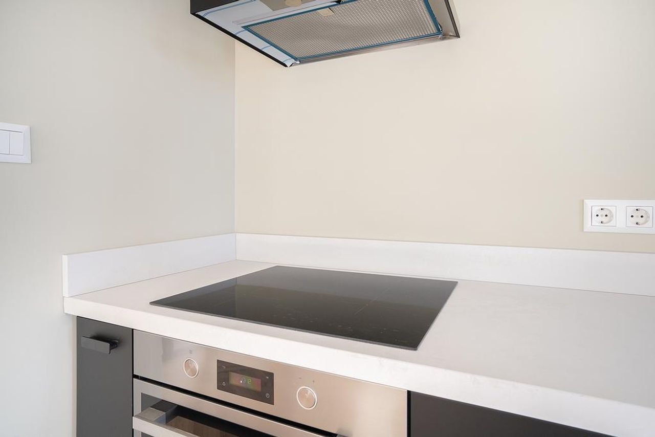 Modern home with private parking - Image 12