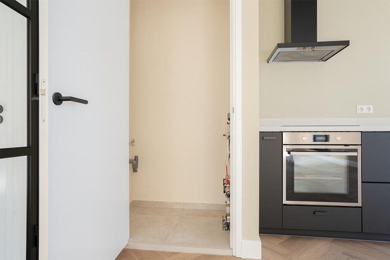 Modern home with private parking - Image 11