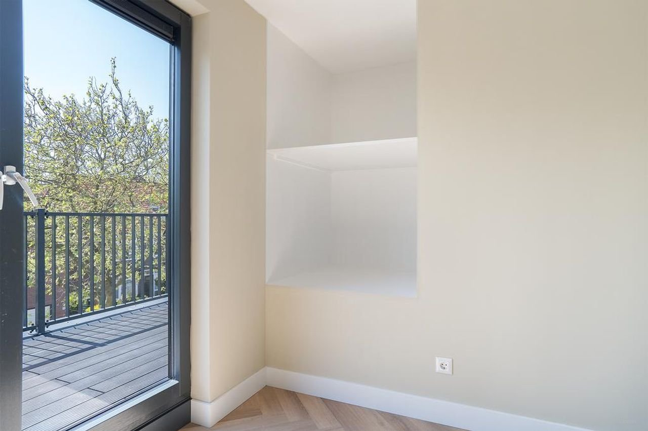 Modern home with private parking - Image 24