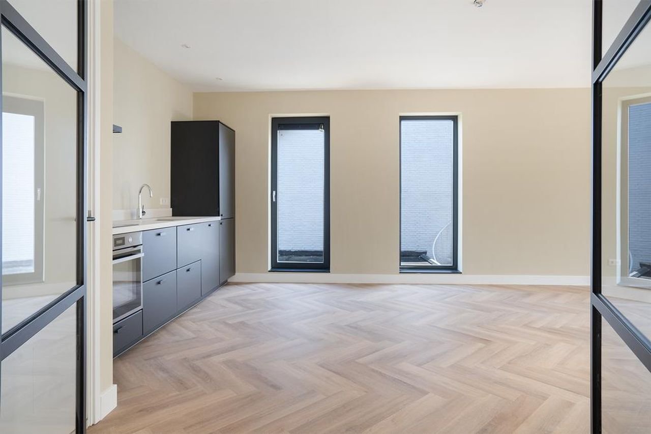 Modern home with private parking - Image 9