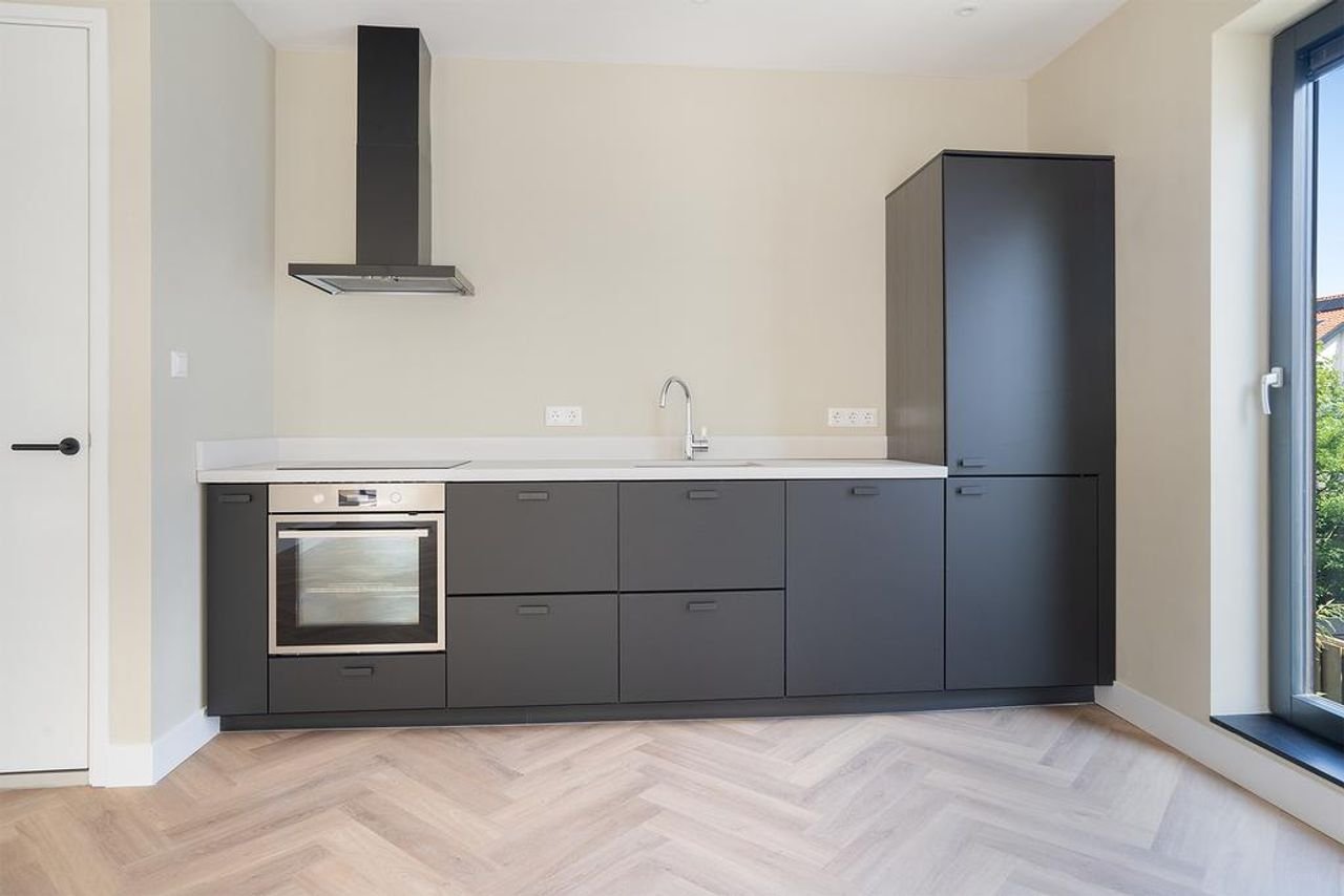 Modern home with private parking - Image 19