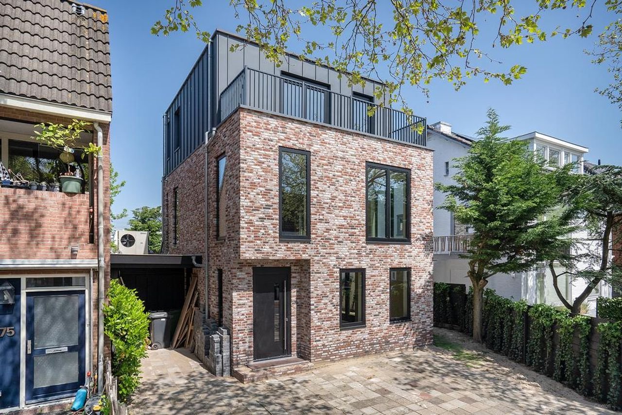 Modern home with private parking - Image 4