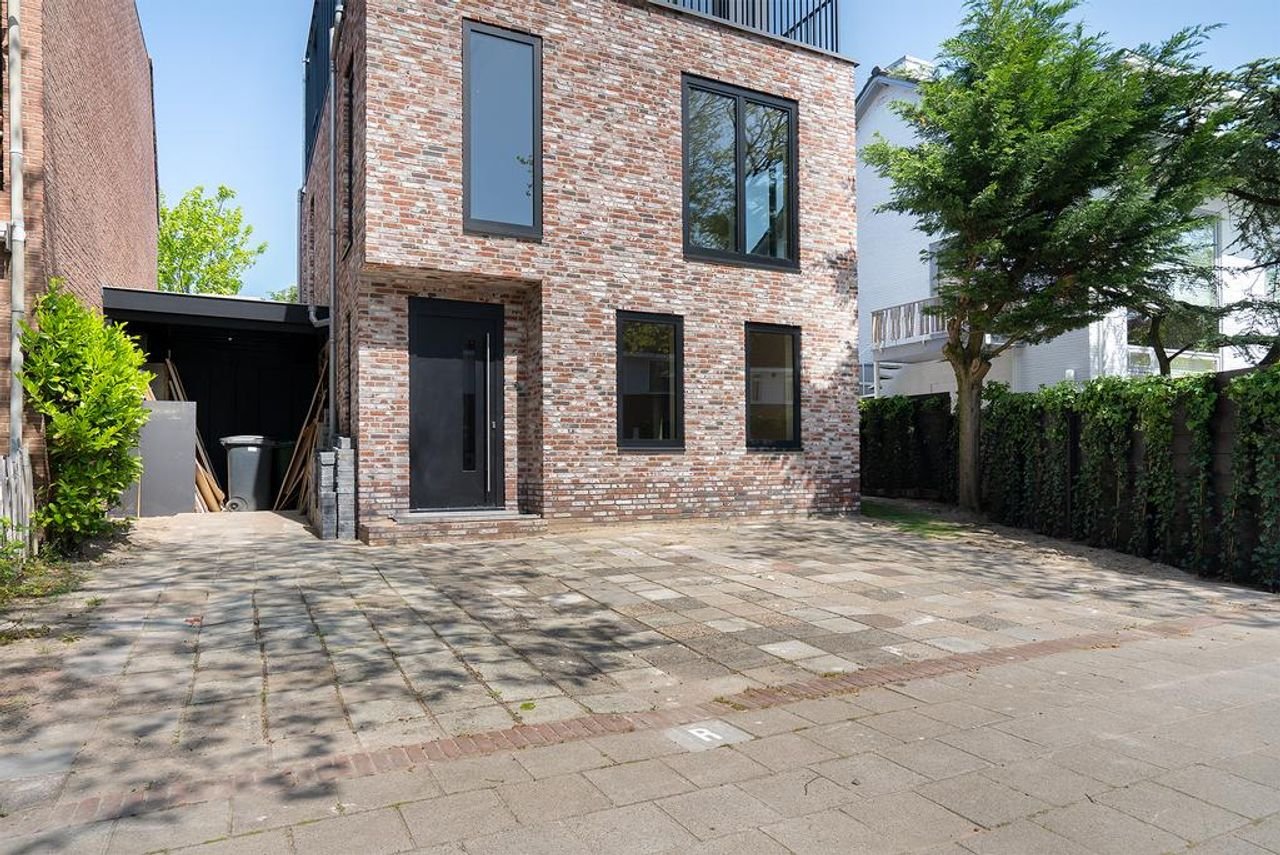 Modern home with private parking - Image 6