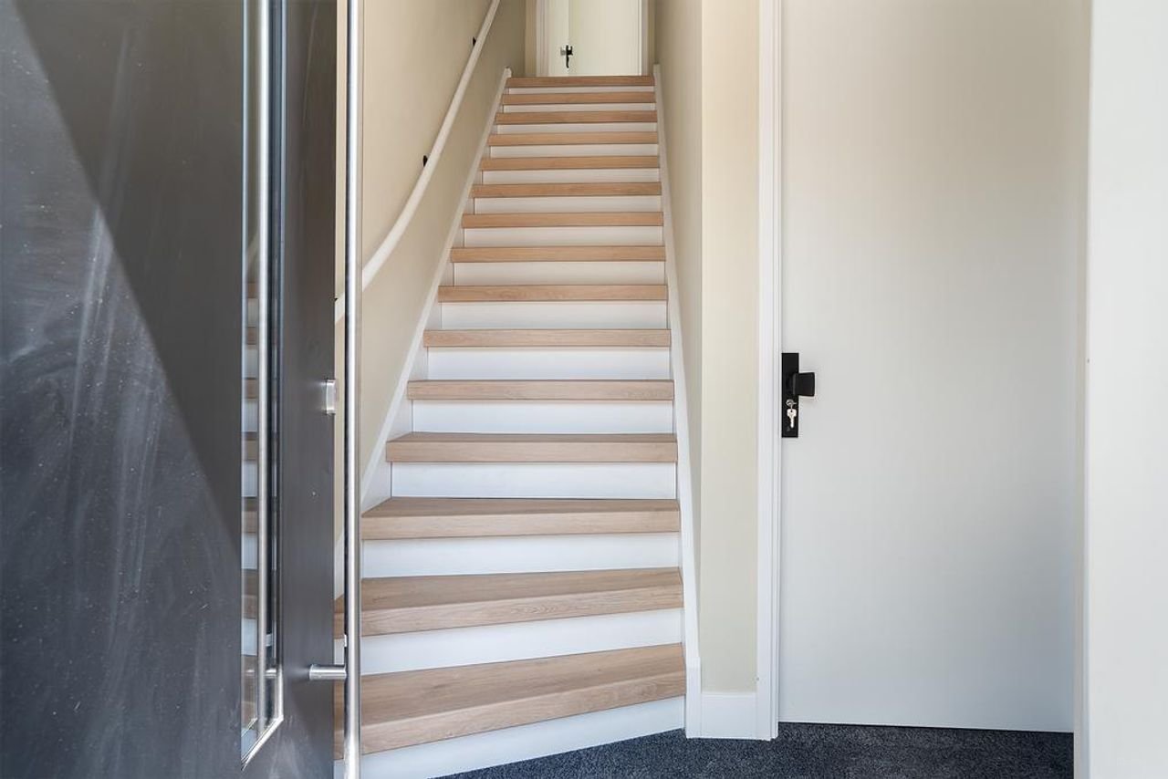 Modern home with private parking - Image 7