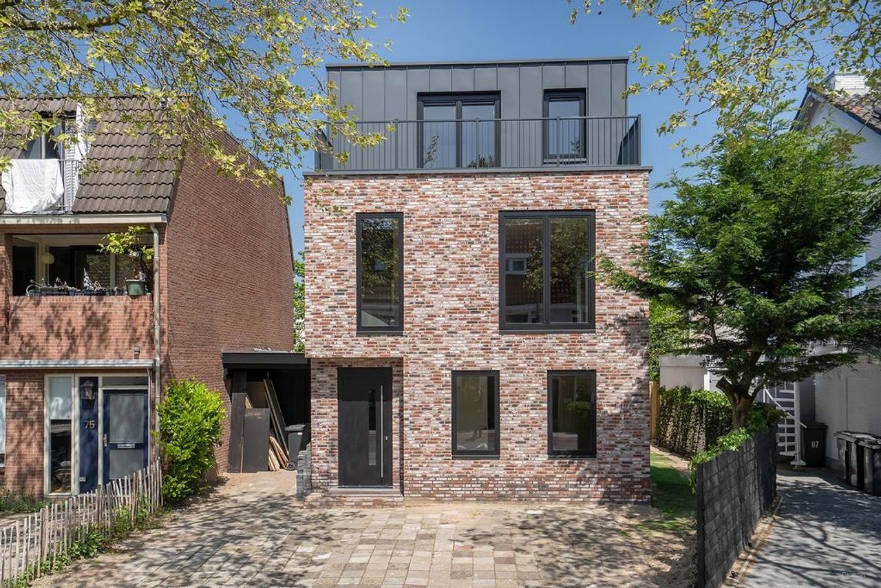 Modern home with private parking - Image 3