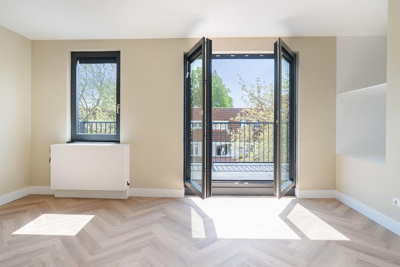 Modern home with private parking - Image 23