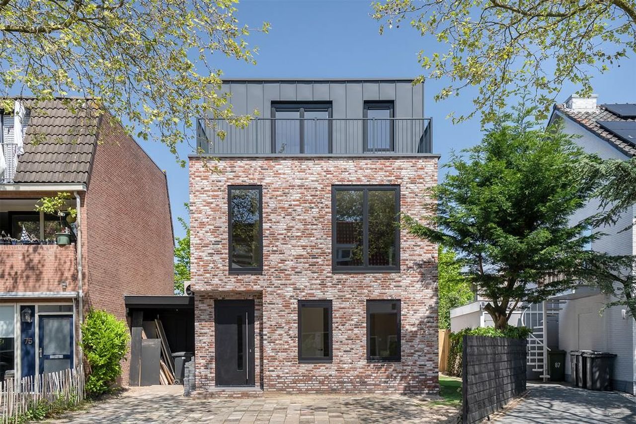 Modern home with private parking - Image 1