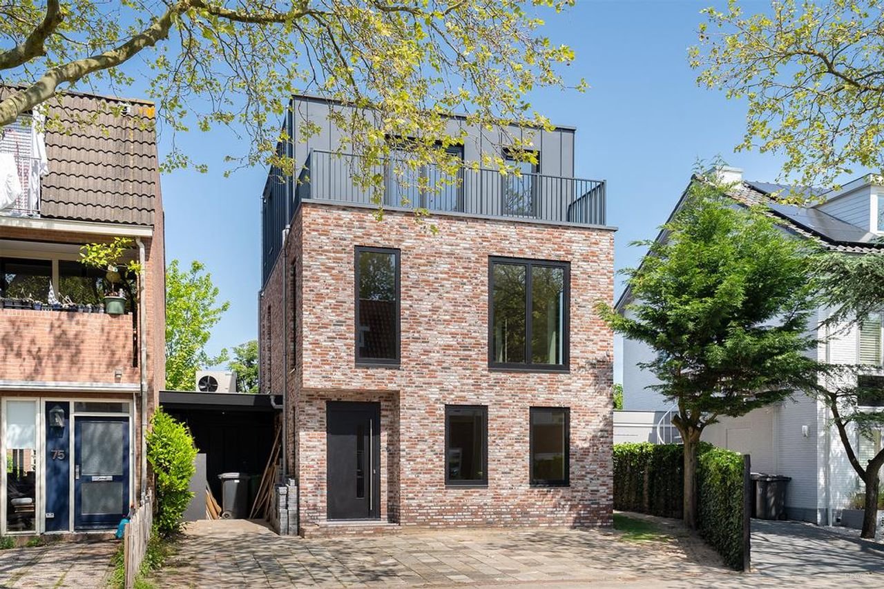 Modern home with private parking - Image 2