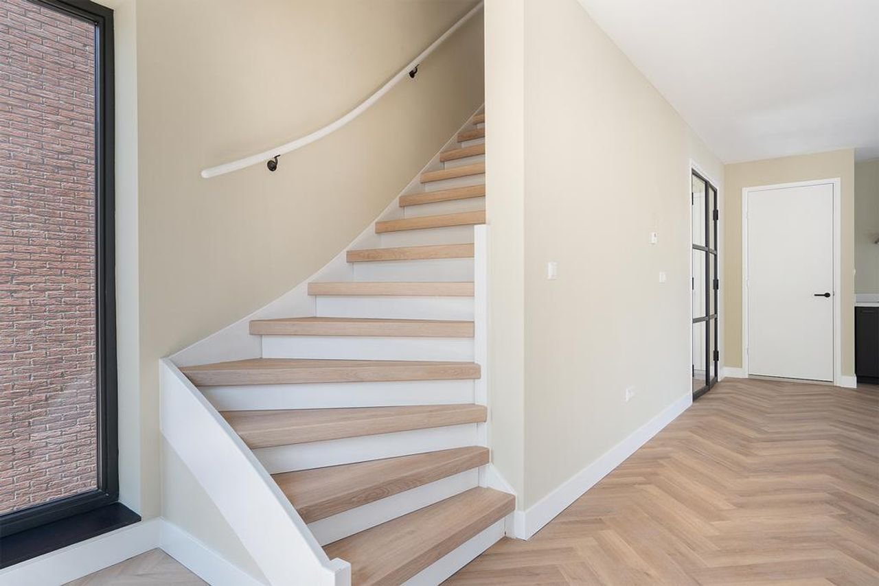 Modern home with private parking - Image 16