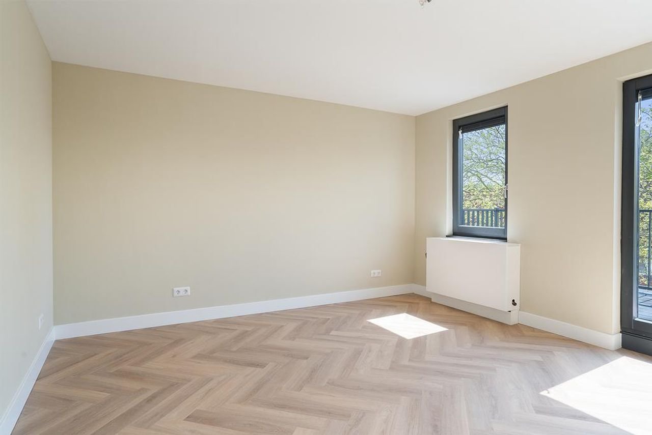 Modern home with private parking - Image 22