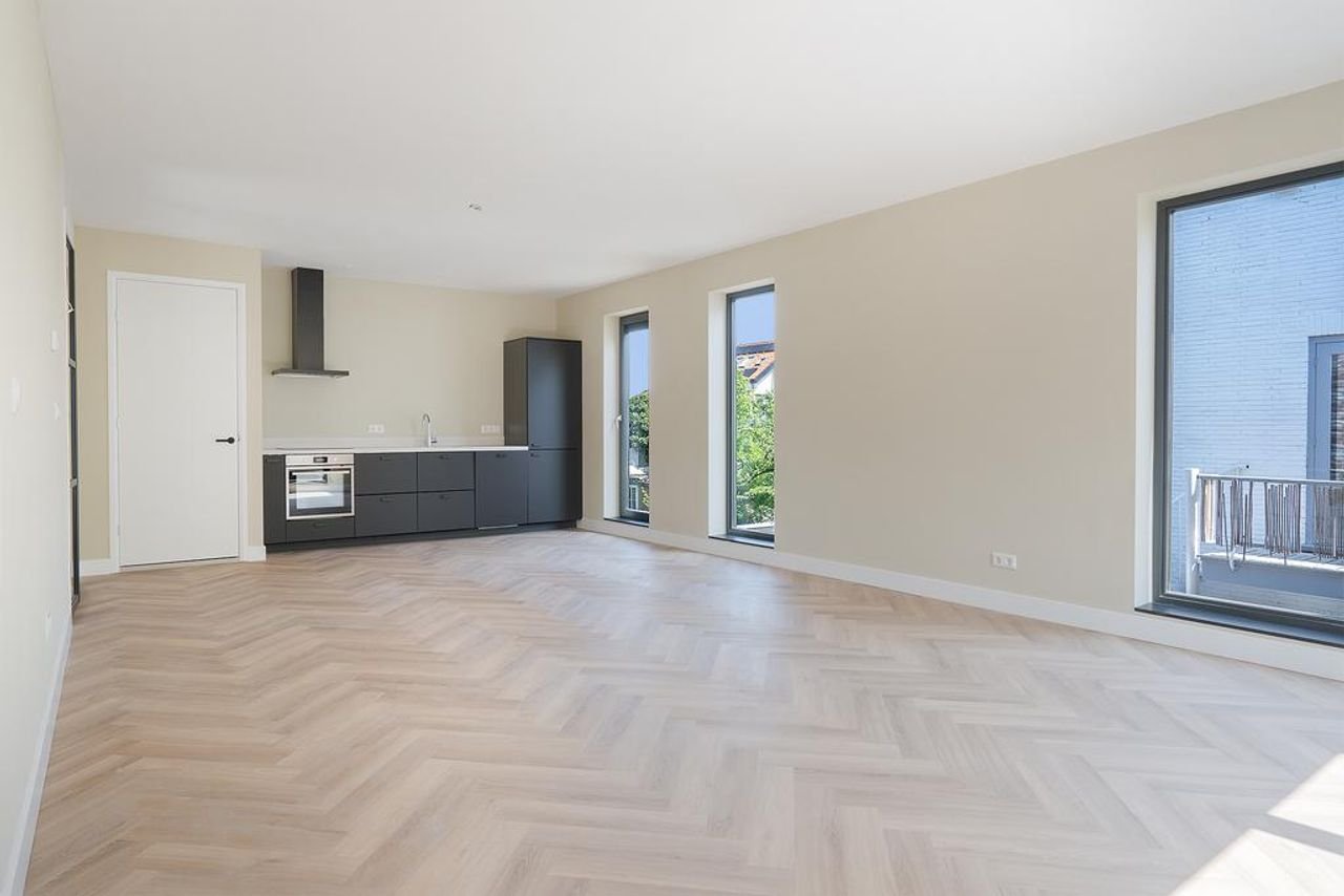 Modern home with private parking - Image 17