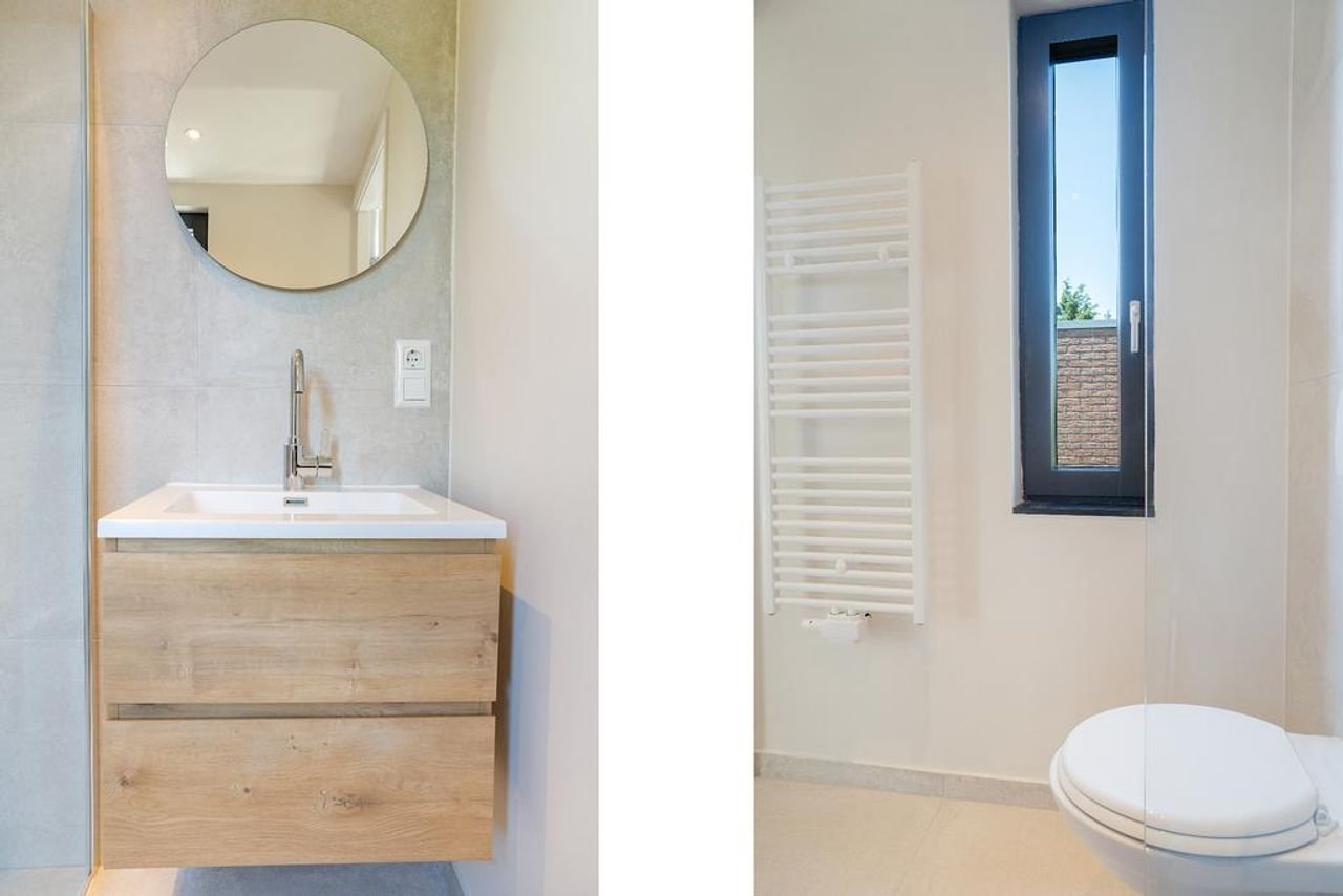 Modern home with private parking - Image 21