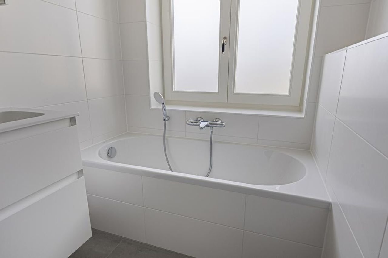 1930s Bay-Fronted House with Sunny Garden - Image 21