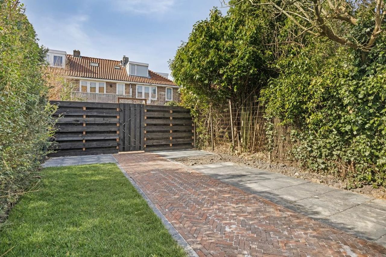 1930s Bay-Fronted House with Sunny Garden - Image 34