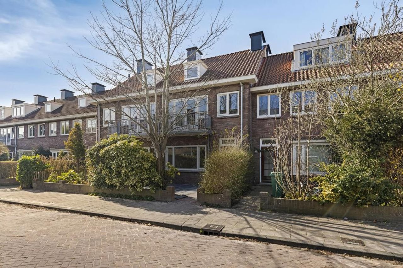 1930s Bay-Fronted House with Sunny Garden - Image 2